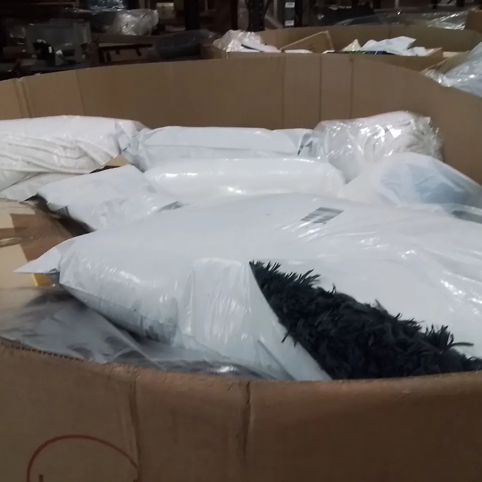 PALLET CONTAINING A LARGE QUANTITY OF PILLOWS