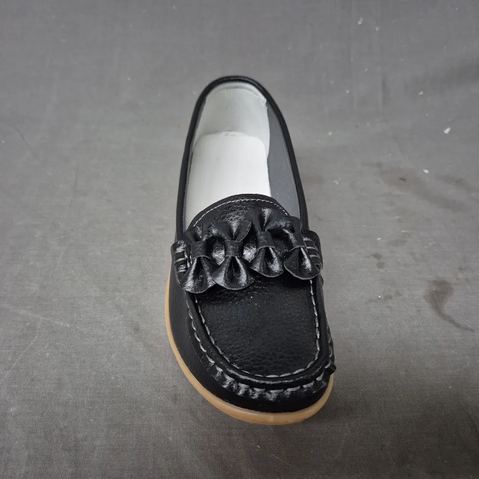 BOXED PAIR OF UNBRANDED LOAFERS IN BLACK EU SIZE 39.5