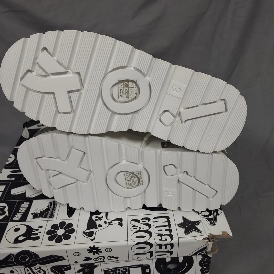 KOI BORING HARDWARE PLATFORM BOOTS IN WHITE - UK 6