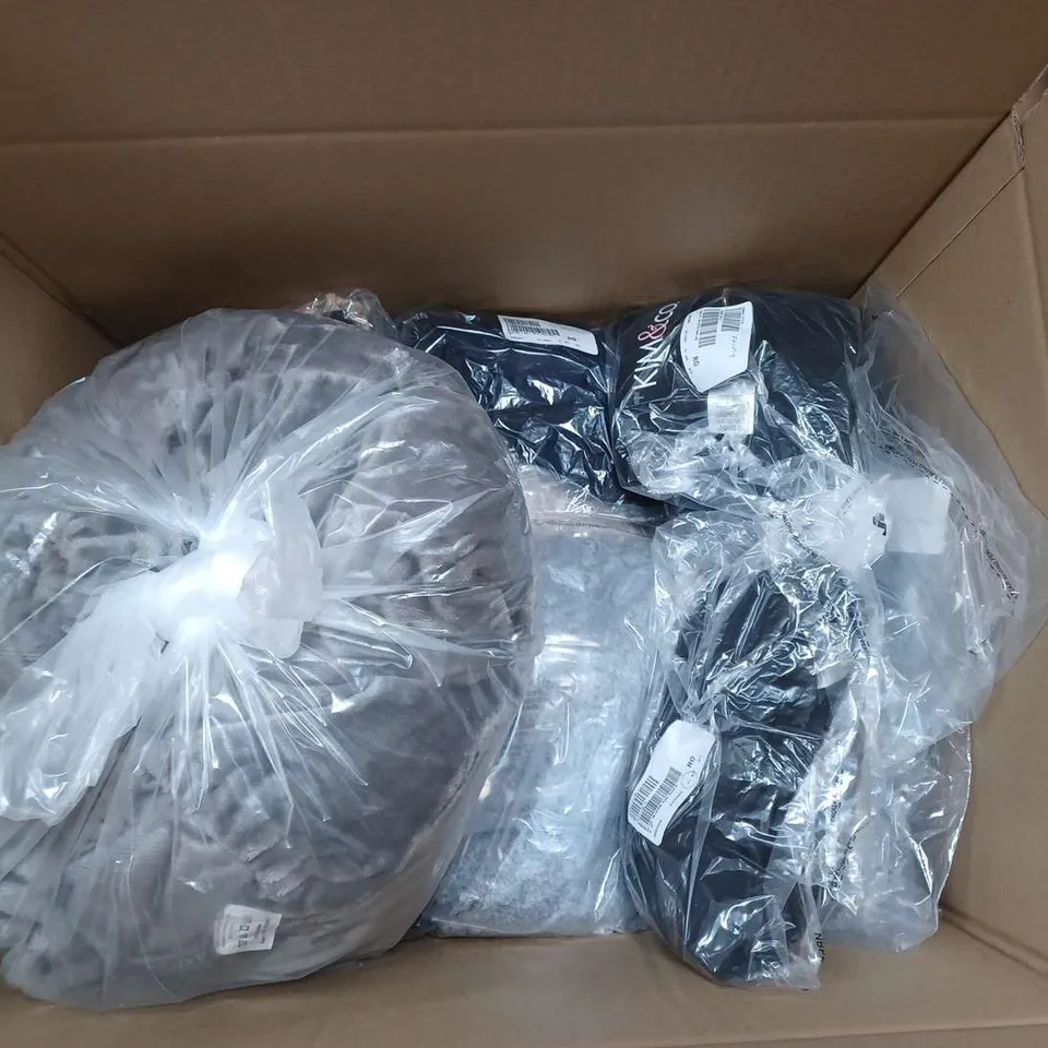 APPROXIMATELY 20 LADIES CLOTHING ITEMS IN VARIOUS COLOURS, STYLES AND SIZES
