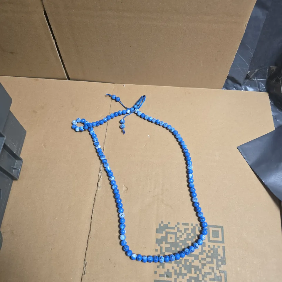 TOTE OF APPROXIMATELY 20 ASSORTED ITEMS TO INCLUDE: BLUE BEAD NECKLACE 
