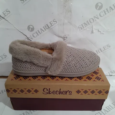 BOXED PAIR OF SKECHERS COZY SLIPPERS IN TAUPE SIZE 4