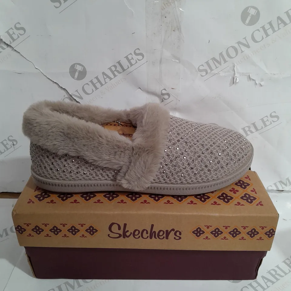 BOXED PAIR OF SKECHERS COZY SLIPPERS IN TAUPE SIZE 4