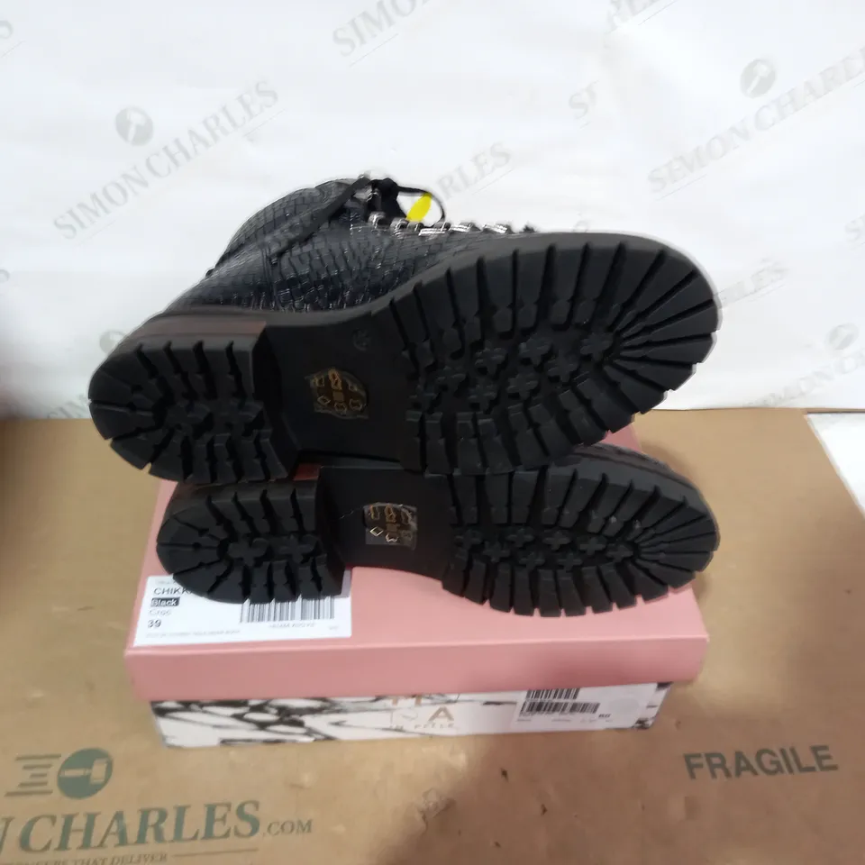BOXED PAIR OF MODA IN PELLE BLACK BOOTS - SIZE 39