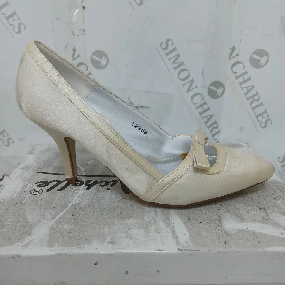 BOX OF APPROXIMATELY 10 ASSORTED SHOES TO INCLUDE JUNIOR SHOE, HIGH HEELS, FLIP FLOPS ETC