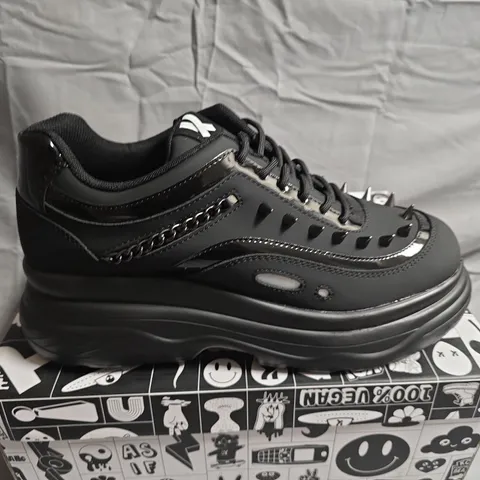 BOXED PAIR OF KOI FOOTWEAR BANE OF EXILE MENS TRAINERS - UK SIZE 10