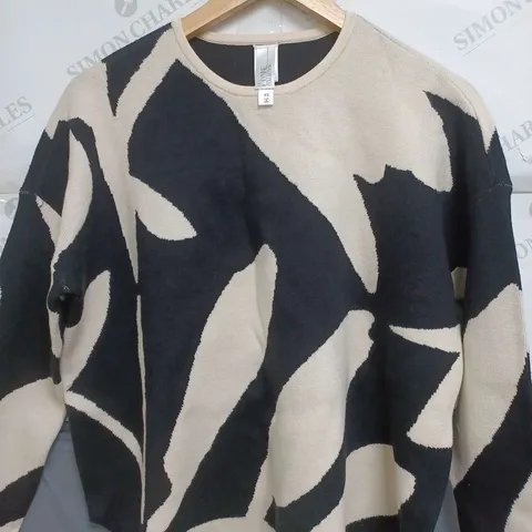 WYNNE COLLECTION JUMPER IN WHITE AND BLACK SIZE XS