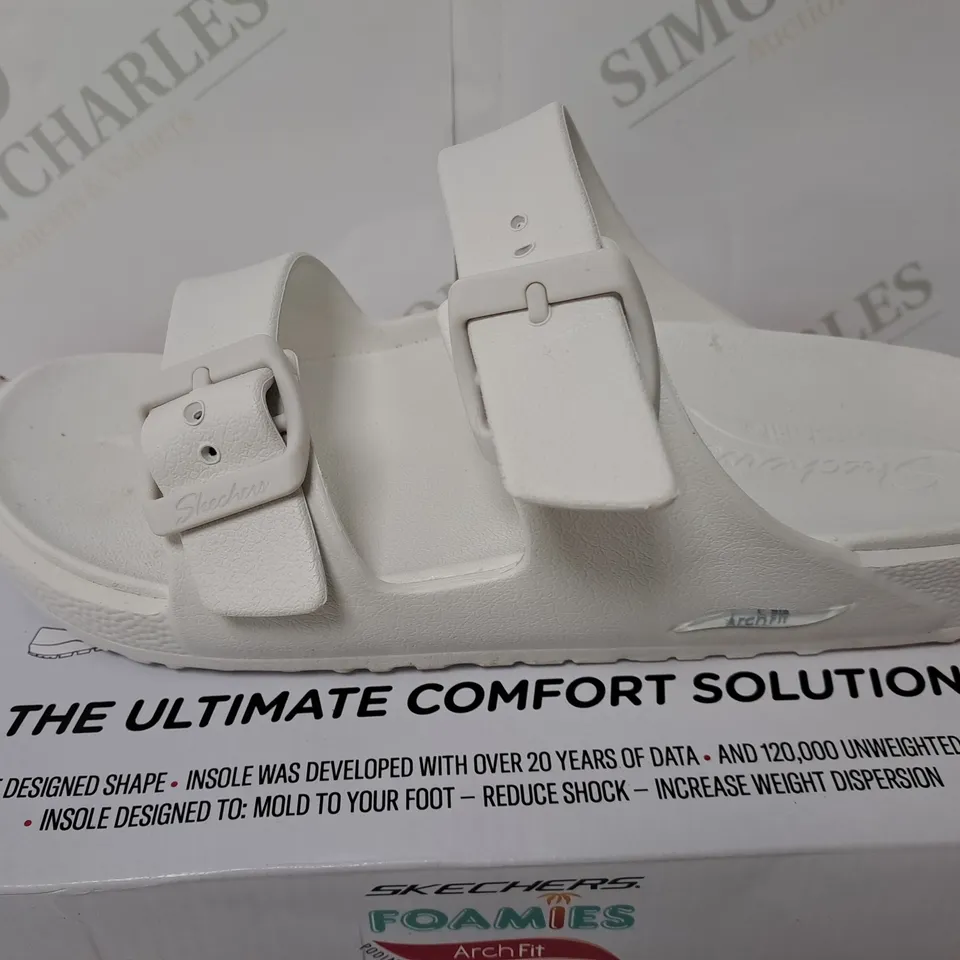 BOXED PAIR OF SKECHERS ARCH FIT FOAMIES SLIDE SANDALS IN WHITE SIZE 5