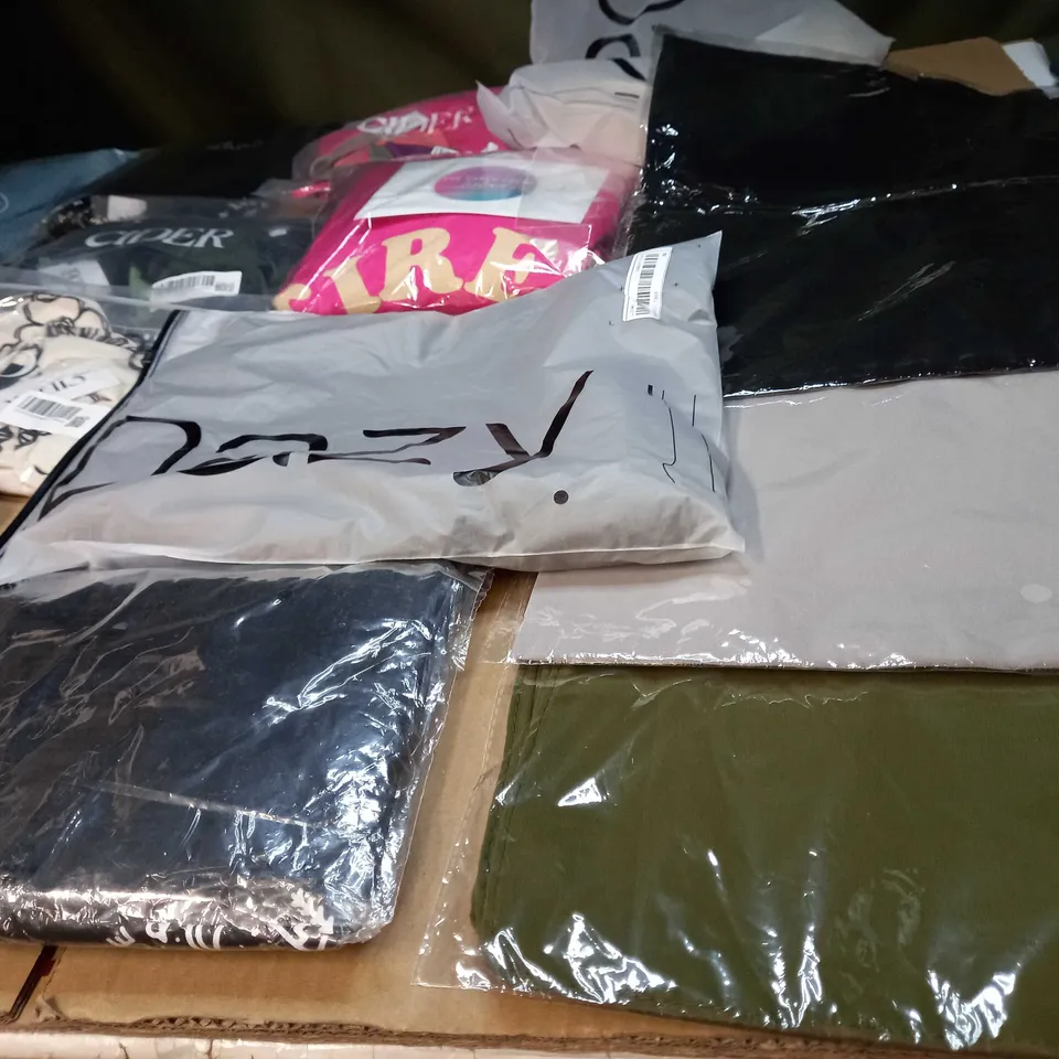LOT OF APPROX 25 ASSORTED CLOTHING ITEMS VARYING IN SIZE/COLOUR/STYLE TO INCLUDE: TROUSERS, TOPS, DRESSES