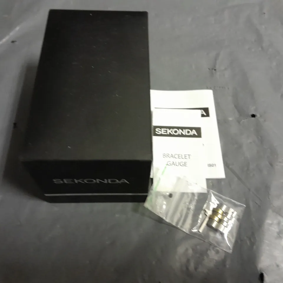 BOXED SEKONDA WATCH WITH STAINLESS STEEL BACK - 1757 AKT