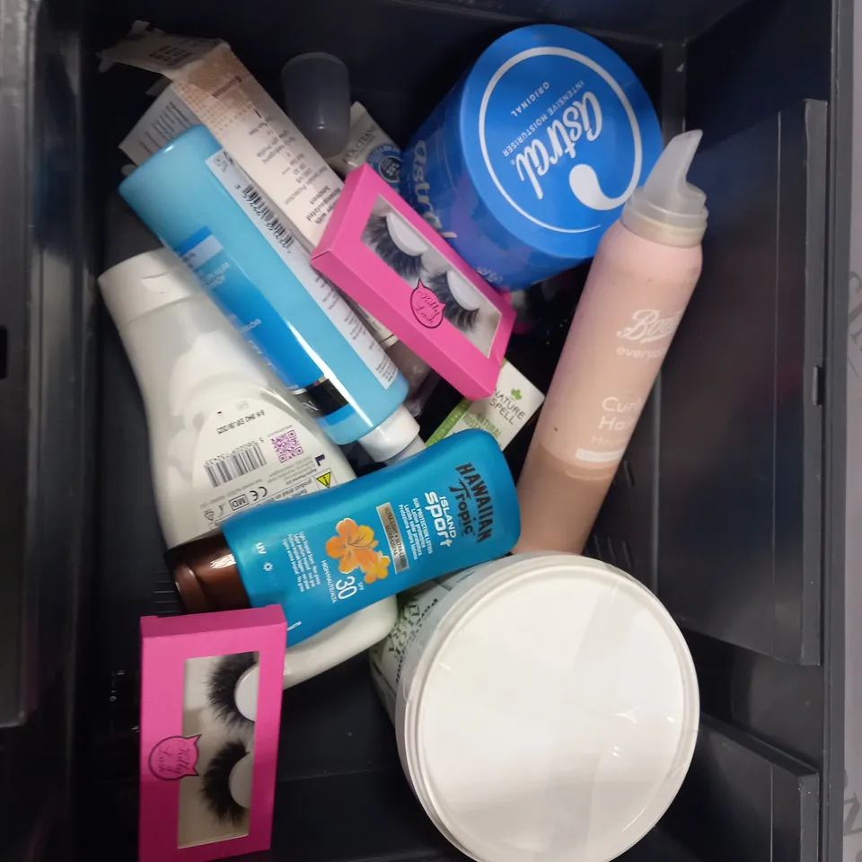 LOT TO CONTAIN APPROXIMATELY 10 ASSORTED WOMEN'S HEALTHCARE AND BEAUTY PRODUCTS, INCLUDES EYELASHES, GEL & ROSEMARY OIL