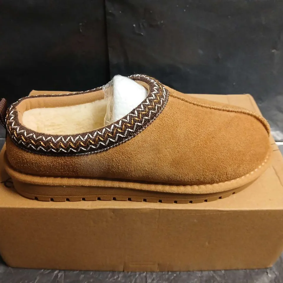 BROWN SUEDE SLIPPERS WITH SHEARLING LINING – UK 6.5 (EU 39)