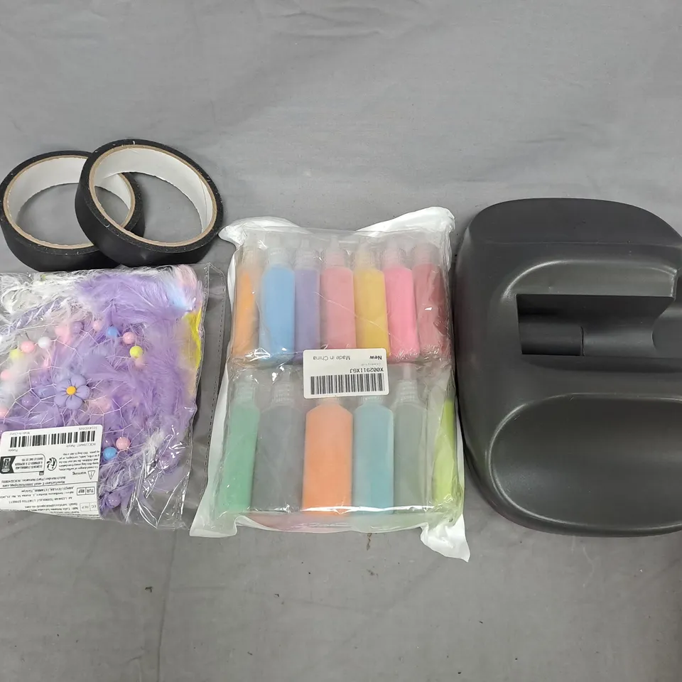 APPROXIMATELY 10 ASSORTED HOUSEHOLD ITEMS TO INCLUDE DREAMCATCHER, ETC