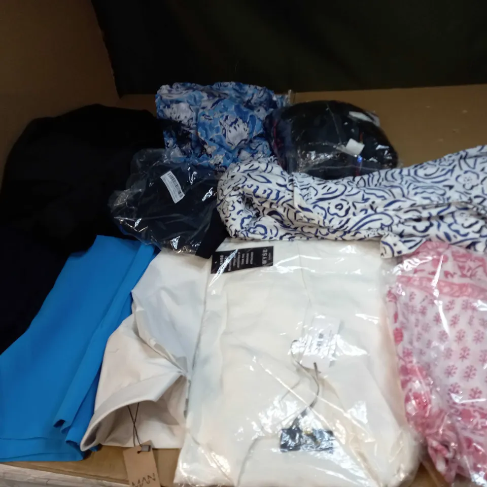 BOX OF APPROX 35 ASSORTED CLOTHING ITEMS TO INCLUDE - DRESSES, T-SHIRTS AND TROUSERS