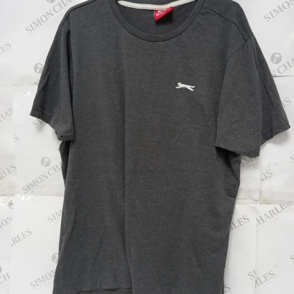 SLAZANGER EMBROIDED LOGO T-SHIRT IN GREY - UK LARGE