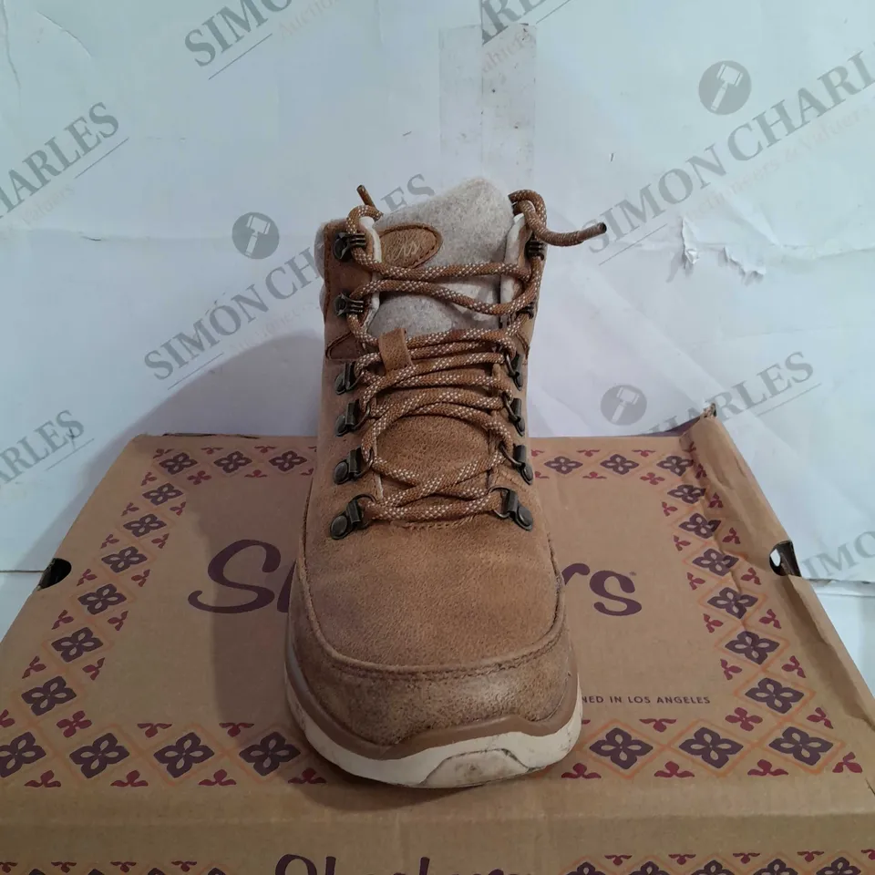 BOXED SKECHERS SYNERGY WARM TECH BOOTS, CHESTNUT - SIZE 5