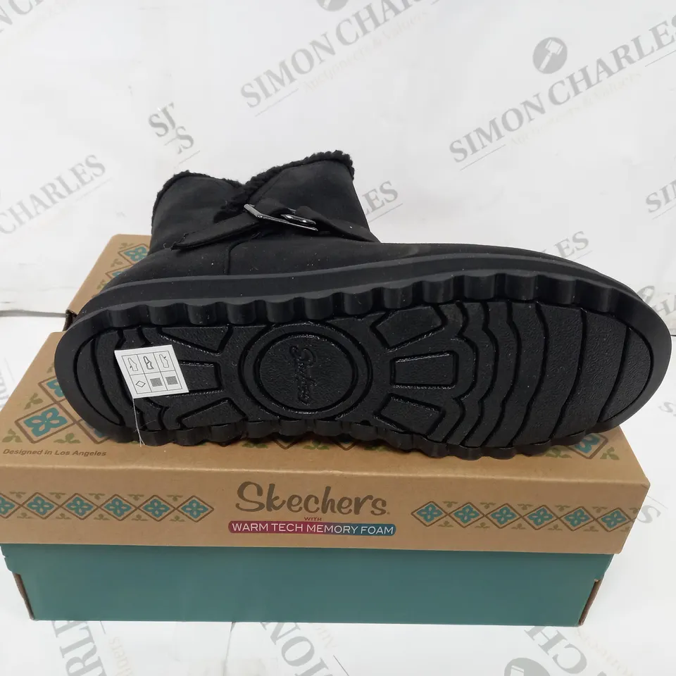 BOXED PAIR OF SKECHERS CABIN FEELS BOOTS BLACK SIZE 4