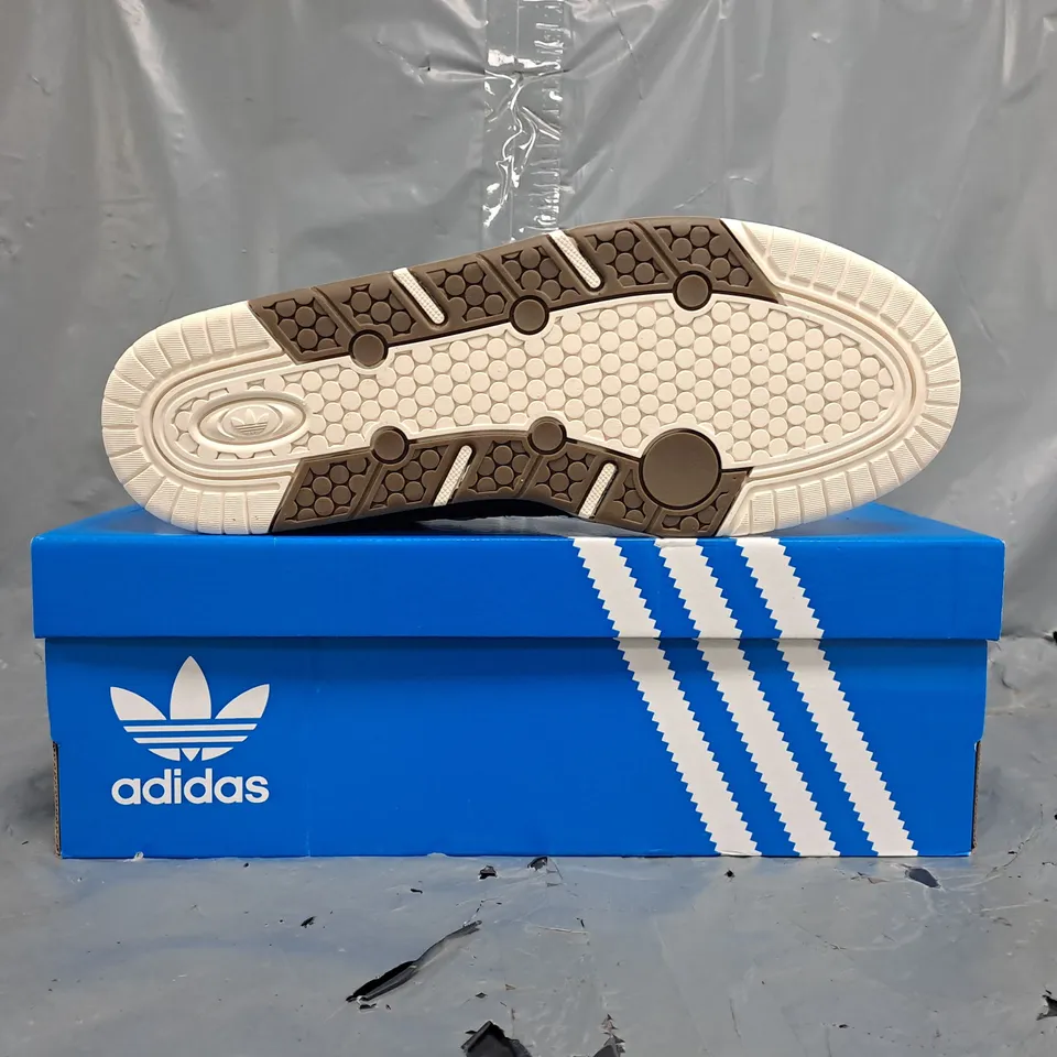 BOXED PAIR OF ADIDAS ADI2000 SHOES IN GREEN/BLACK/WHITE SIZE UK 10.5