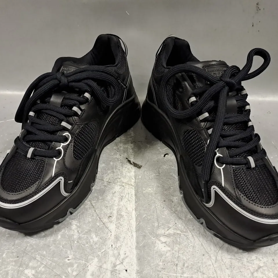 BOXED PAIR OF CLEENS PULSE RUNNER SHOES IN PHANTOM BLACK UK SIZE 7