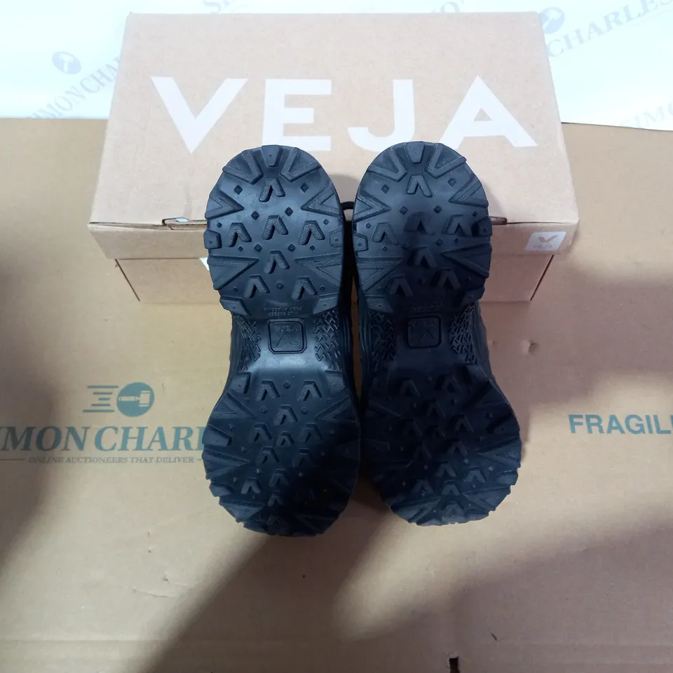BOXED PAIR OF VEJA BLACK TRAINERS SIZE 5