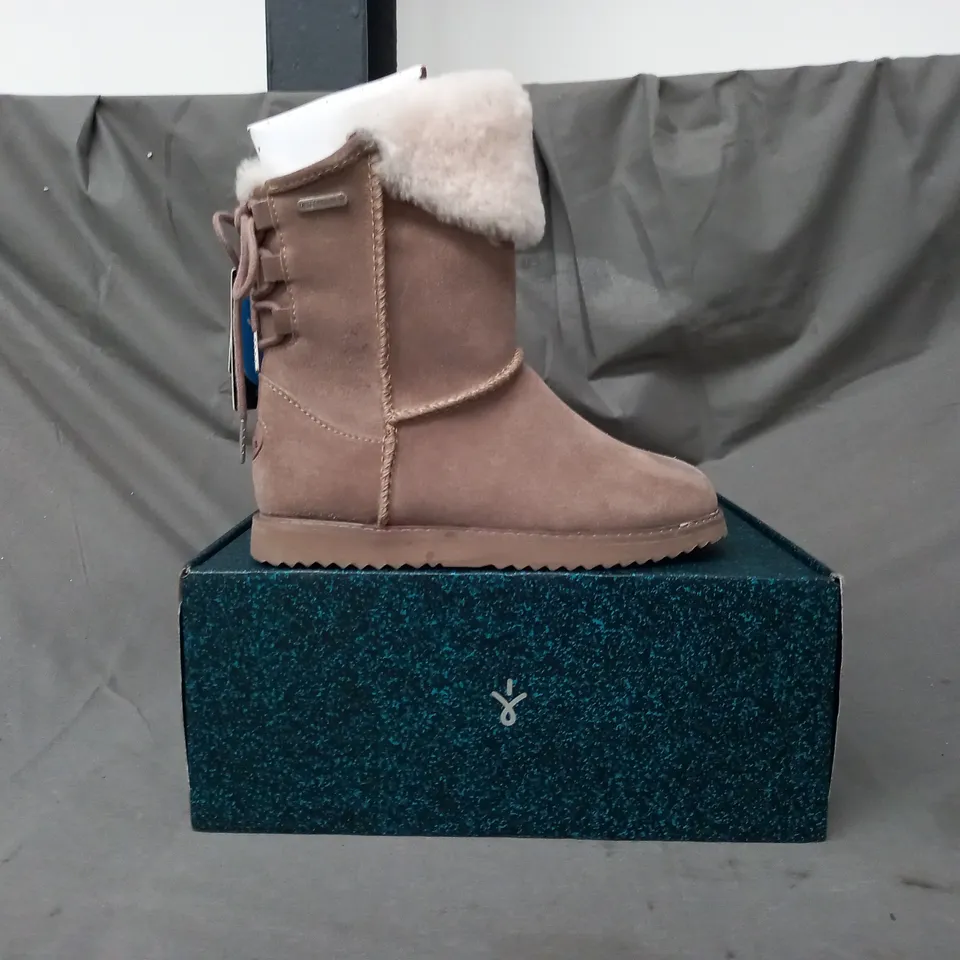 BOXED PAIR OF EMU AUSTRALIA BOOTS IN MUSHROOM SIZE 4
