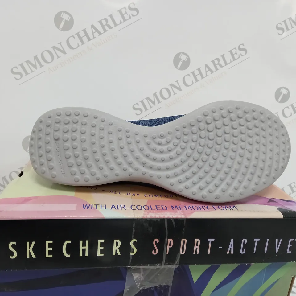 SIZE 5 SKETCHERS MICROBURST PUMP NAVY