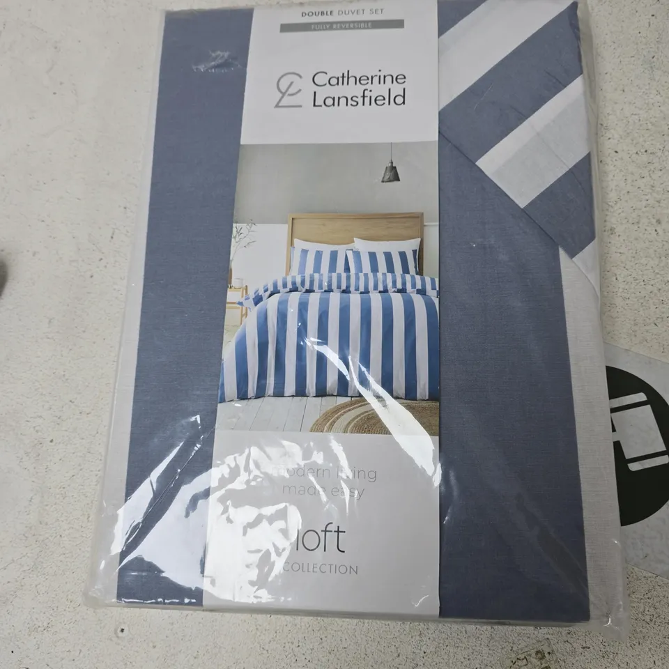 BOX OF APPROXIMATELY 15 ASSORTED ITEMS TO INCLUDE: CATHRINE LANGSFORD DOUBLE DUVET SET