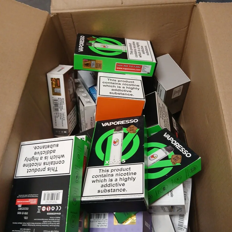 APPROXIMATELY 25 ITEMS INCLUDING VAPORESSO XROS 5 VAPE KIT, INNOKIN ENDURA V KIT & GEEKVAPE SUBOHM SE TANK – ASSORTED BOXED E‑CIGARETTES (BOX LOT)