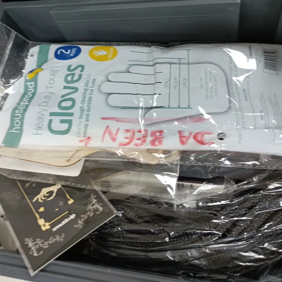 APPROXIMATELY 12 ASSORTED HOUSEHOLD ITEMS TO INCLUDE MAILING BAGS, PILL CASE, HEAVY DUTY GLOVES, ETC