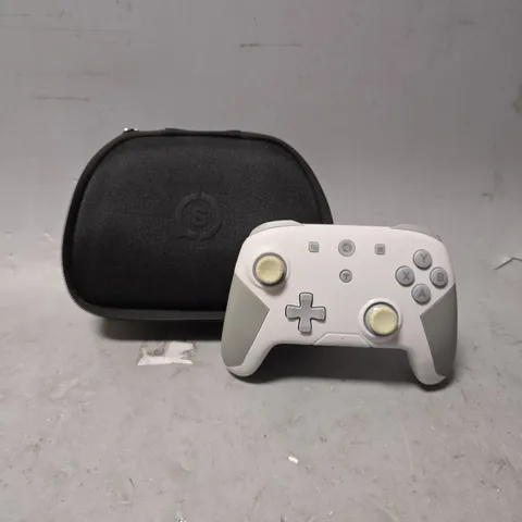 GIOTECK GAMING CONTROLLER IN WHITE