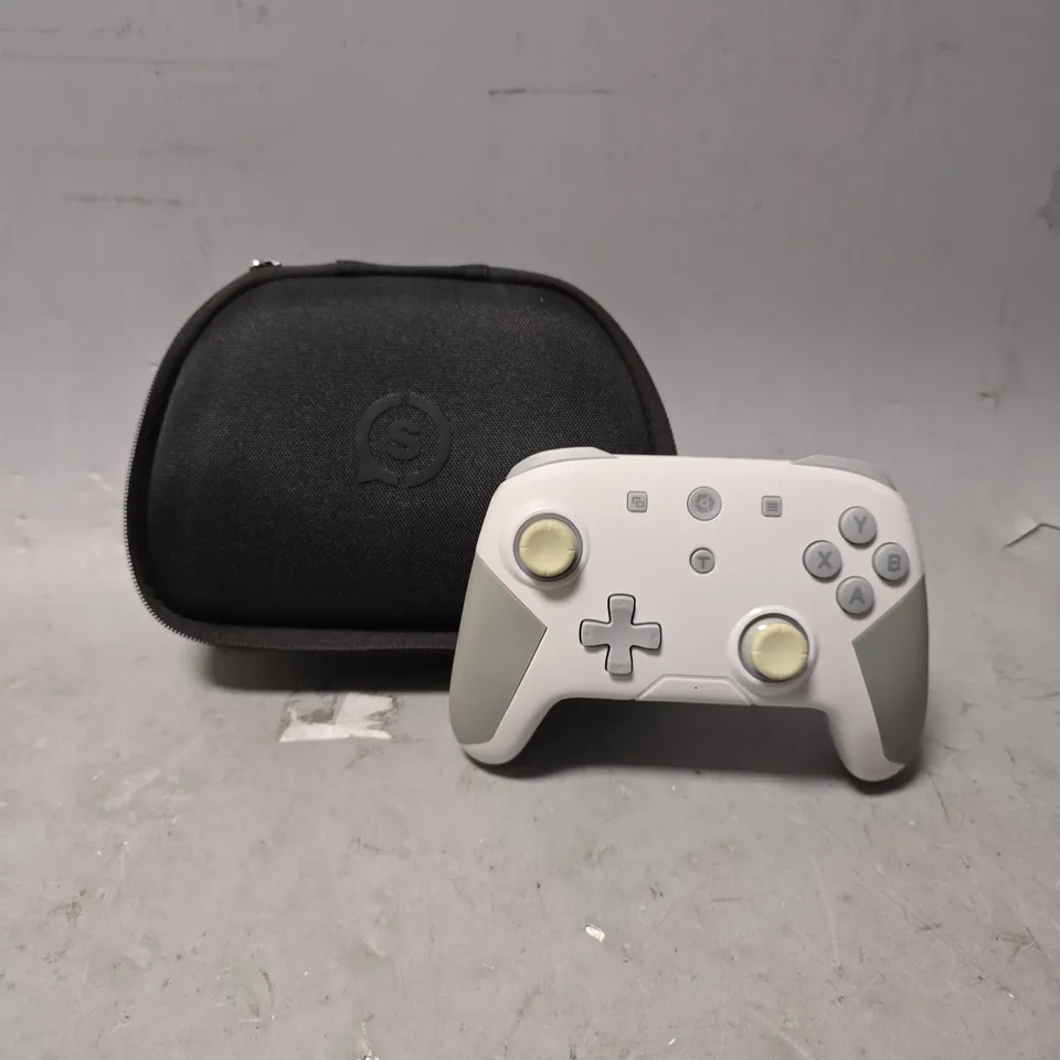 GIOTECK GAMING CONTROLLER IN WHITE