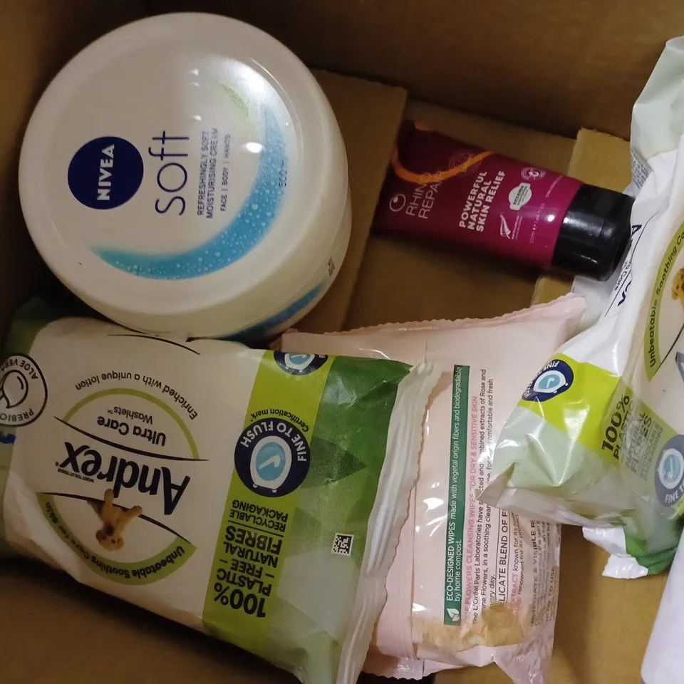 APPROXIMATELY 10 ASSORTED HEALTH AND BEAUTY PRODUCTS TO INCLUDE PUREOLOGY HYDRATE SHAMPOO, OLAPLEX NO 4 BOND MAINTENANCE SHAMPOO, OLAPLEX NO 5 BOND MAINTENANCE CONDITIONER 