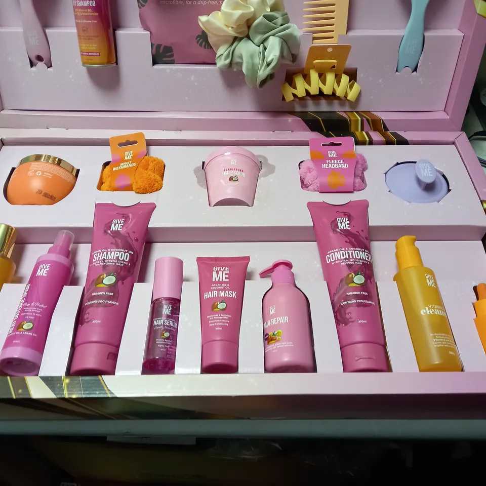 BOXED GIVE ME LOOKS AND GLOW BEAUTY CASE