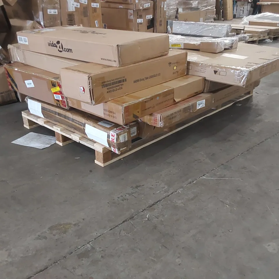 PALLET CONTAINING A LARGE ASSORTMENT OF FURNITURE PARTS