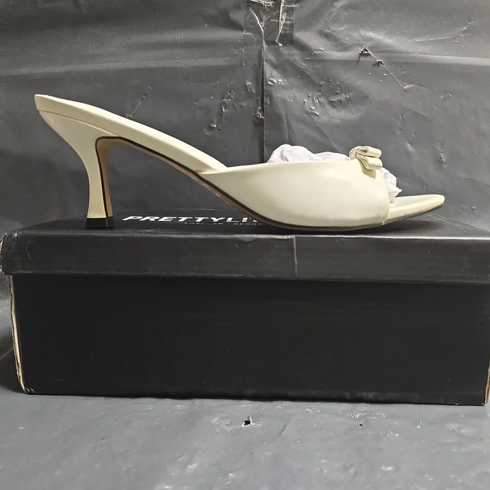 BOXED PAIR OF PRETTY LITTLE THING OPEN TOE LOW HEEL MULES W. BOW DETAIL IN WHITE SIZE UK 8