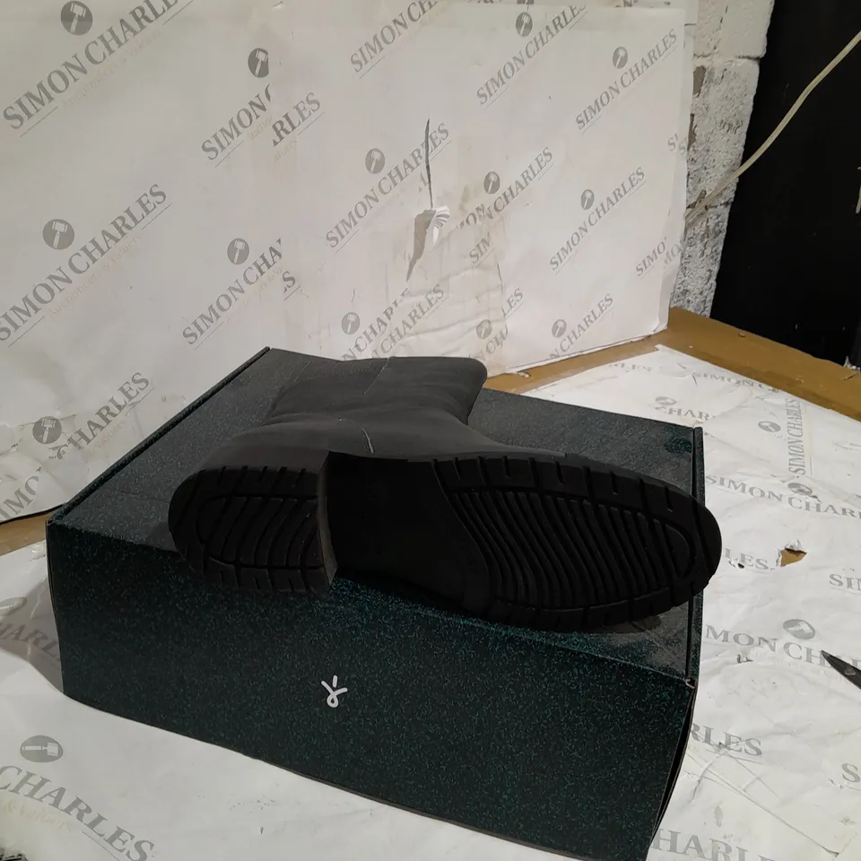 BOXED EMU MID LEG BOOT DARK GREY SIZE 9