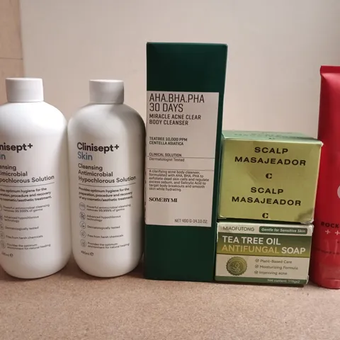 APPROXIMATELY 15 ASSORTED HEALTH & BEAUTY PRODUCTS TO INCLUDE SCALP MASAJEADOR , TREE OIL SOAP AND CLINISEPT