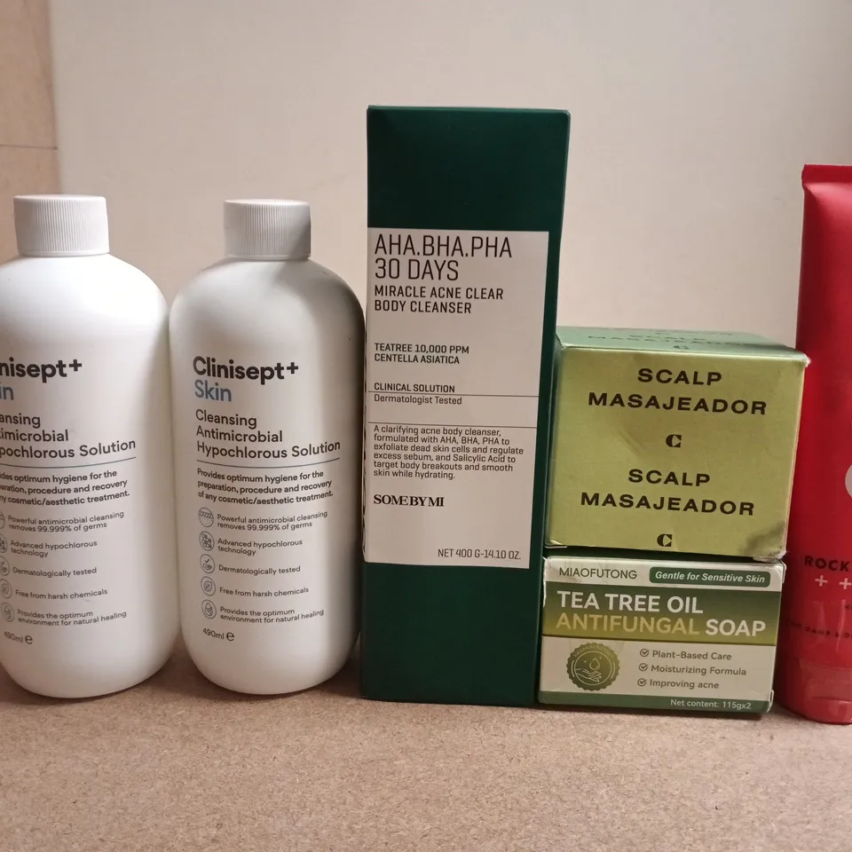 APPROXIMATELY 15 ASSORTED HEALTH & BEAUTY PRODUCTS TO INCLUDE SCALP MASAJEADOR , TREE OIL SOAP AND CLINISEPT