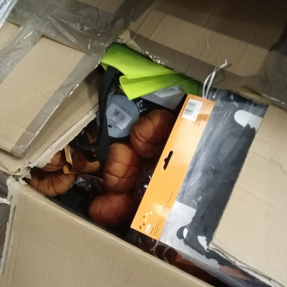 PALLET CONTAINING A LARGE ASSORTMENT OF BRAND NEW HALLOWEEN GOODS AND PRODUCTS TO INCLUDE; HALLOWEEN SUNFLOWERS, BAT LIGHTS, BAT CURTAINS, PLUSH PUMPKINS ETC