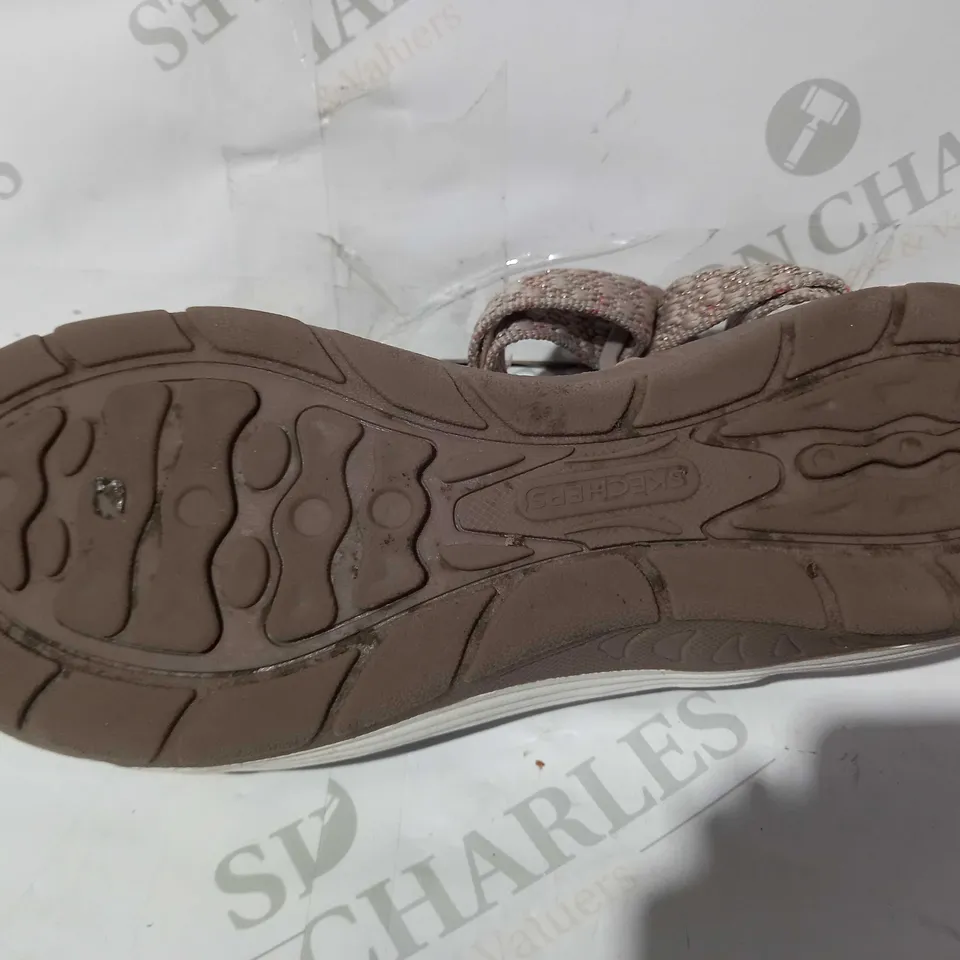 BOXED PAIR OF SKECHERS RAGGAE SANDALS IN TAUPE UK SIZE 6