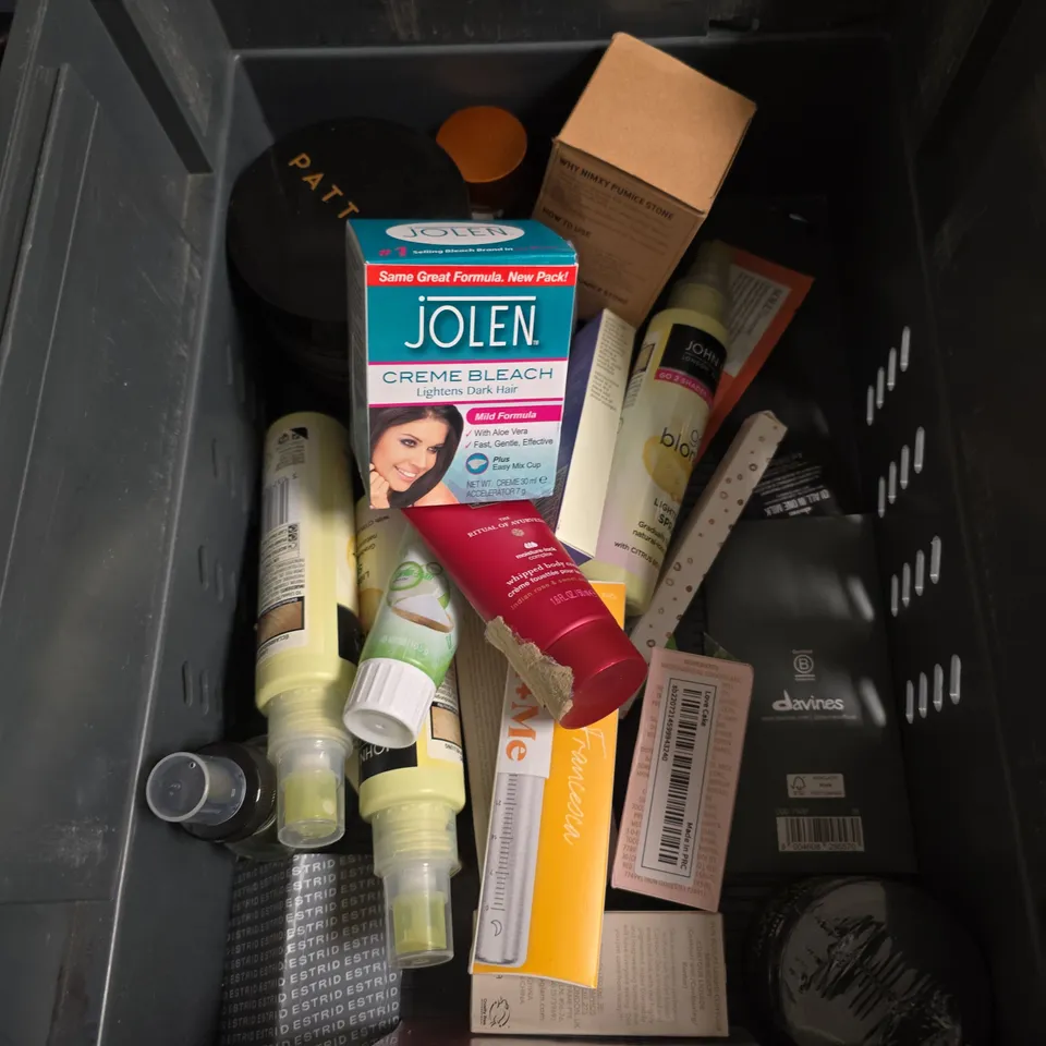 APPROXIMATEY 20 ASSORTED HEALTH AND BEAUTY PRODUCTS TO INCLUDE - DOVE DEODORANT STICK - ORAL-B PRO REPLACEMENT TOOTHBRUSH HEADS AND COLGATE MAX WHITE TOOTHPASTE