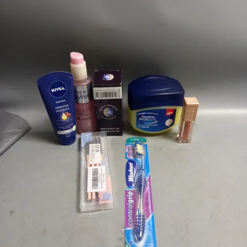 BOX OF APPROXIMATELY 20 COSMETIC ITEMS TO INCLUDE - VASELINE JELLY - NIVEA HAND CREAM - WISDOM TOOTHBRUSH - ETC