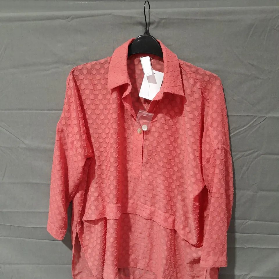 APPROXIMATELY 10 ASSORTED ITEMS OF WOMEN'S CLOTHING TO INCLUDE CARDIGAN SIZE S, WYNNE LAYERS SHIRT SIZE XS, KIM&CO TOP SIZE L,  