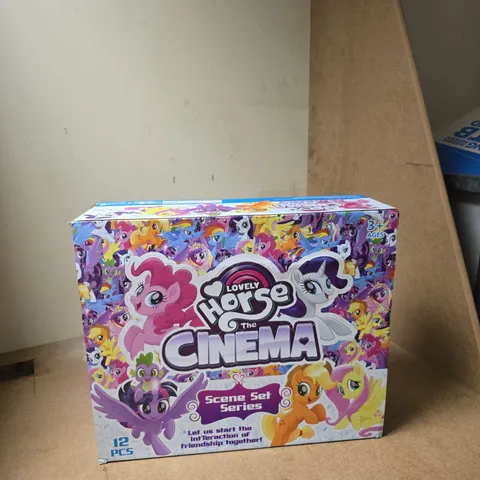 HORSE-THEMED CINEMA SCENE SET TOY – 12 PIECES (AGES 3+) (VERIFY)