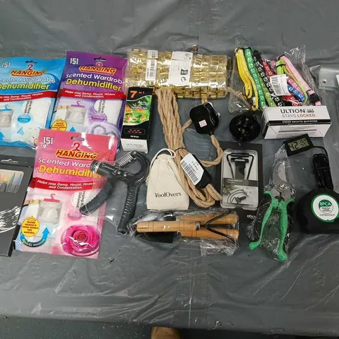 APPROXIMATELY 10 ASSORTED HOUSEHOLD ITEMS TO INCLUDE - GARDEN TROUGH, WARDROBE DEHUMIDIFIERS, AND BRUSH PENS ETC. 