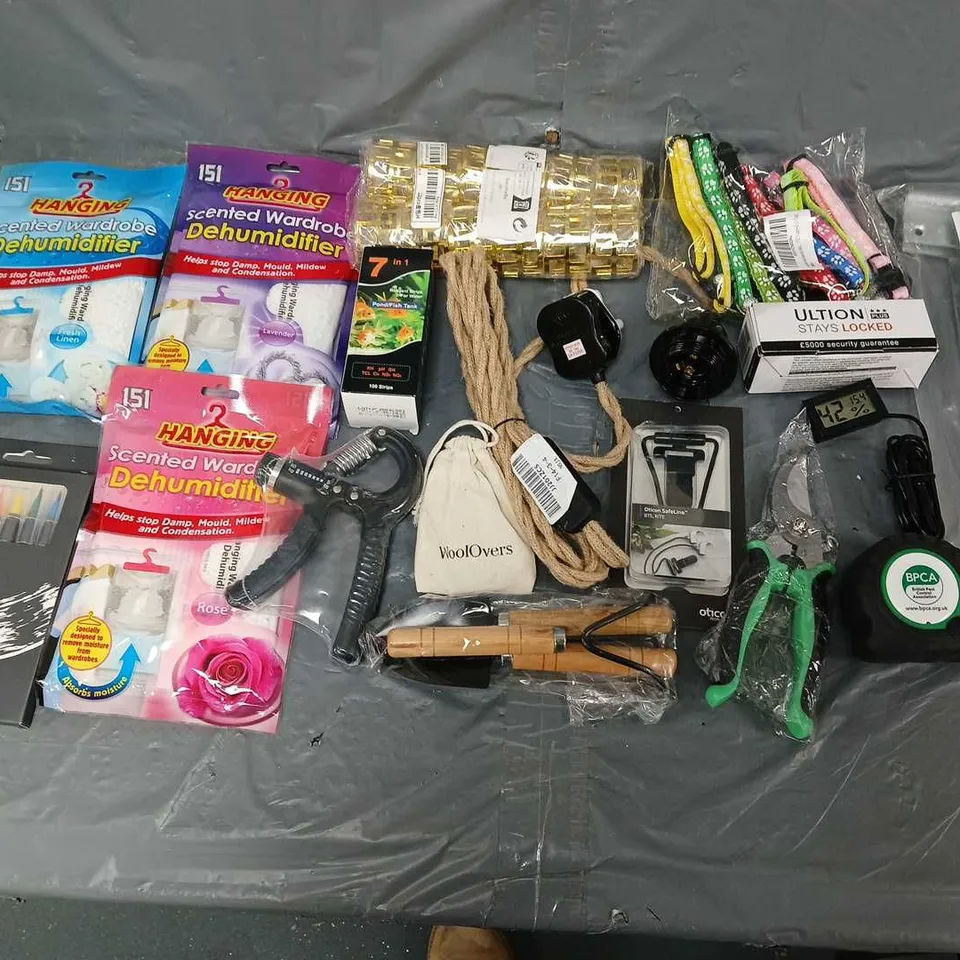 APPROXIMATELY 10 ASSORTED HOUSEHOLD ITEMS TO INCLUDE - GARDEN TROUGH, WARDROBE DEHUMIDIFIERS, AND BRUSH PENS ETC. 