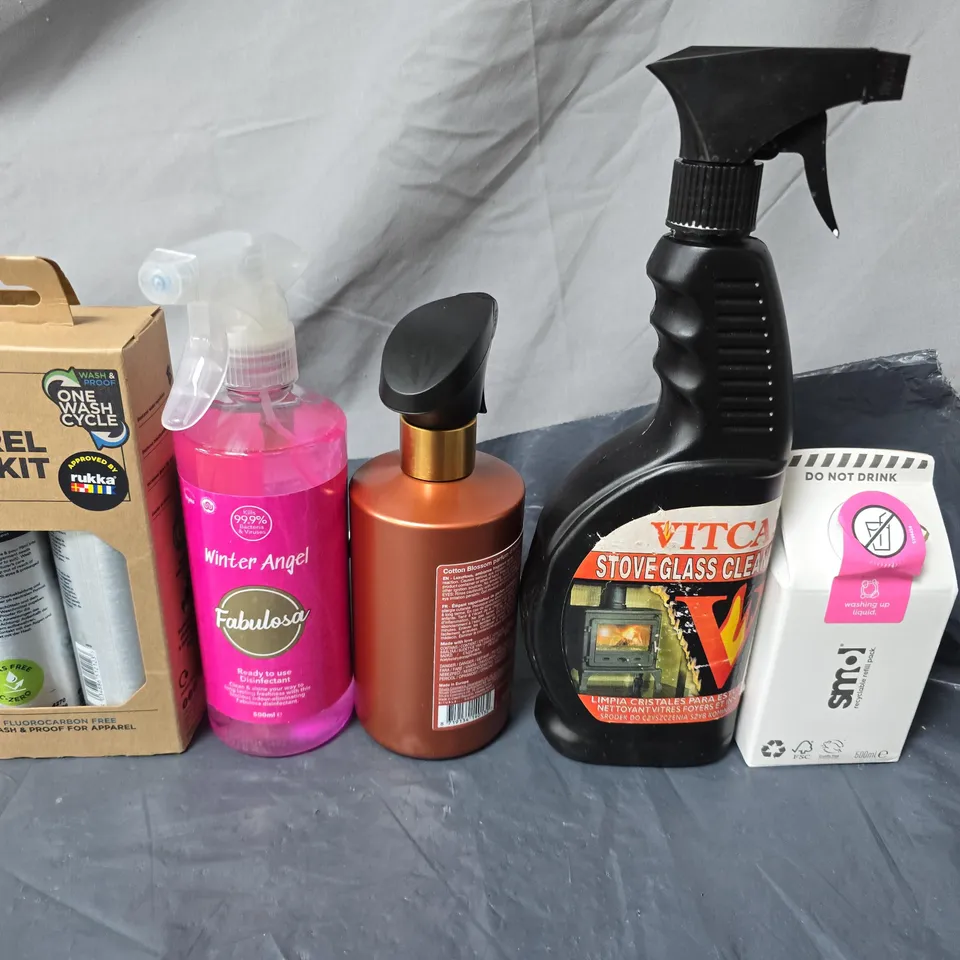 APPROXIMATELY 20 ASSORTED HOUSEHOLD ITEMS TO INCLUDE CARE KIT, WASHING UP LIQUID AND FABULOSA 