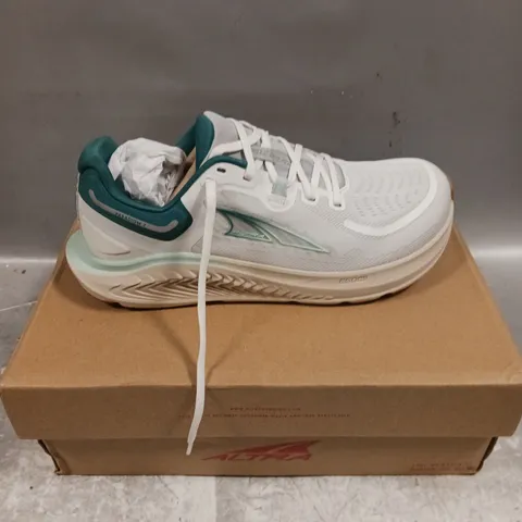 BOXED PAIR OF ALTRA PARADIGM TRAINERS - 6.5