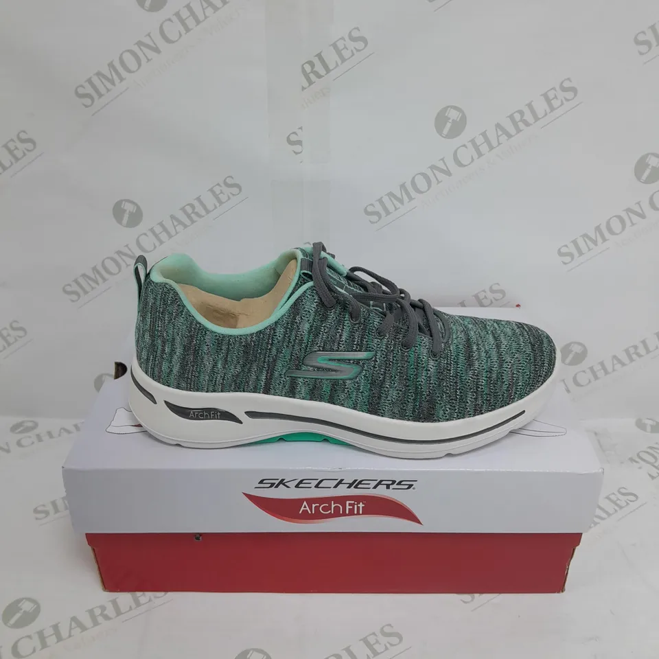 BOXED PAIR OF SKECHERS GO WALK ARCH FIT TRAINER IN CYAN TEXTILE SIZE 6