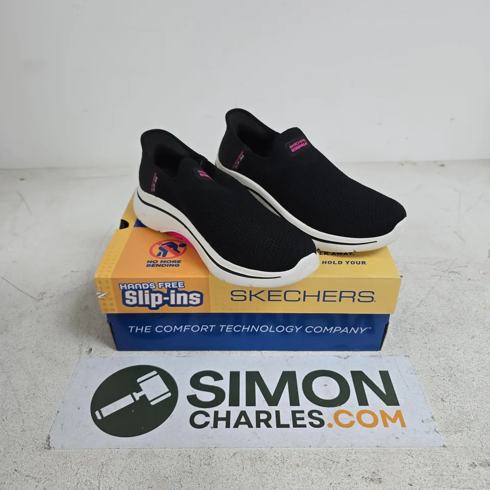 BOXED SKETCHERS HAND FREE SLIP-INS SIZE 6